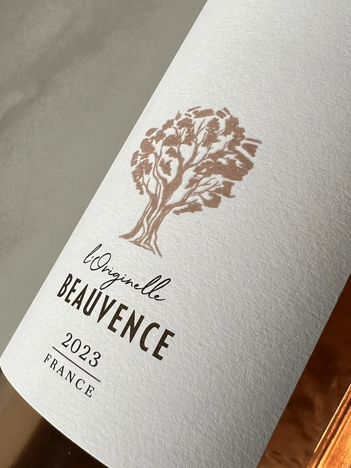 Trois bouteilles du domaine dans la pénombre du chai